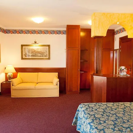Hotel Napoleon 4*